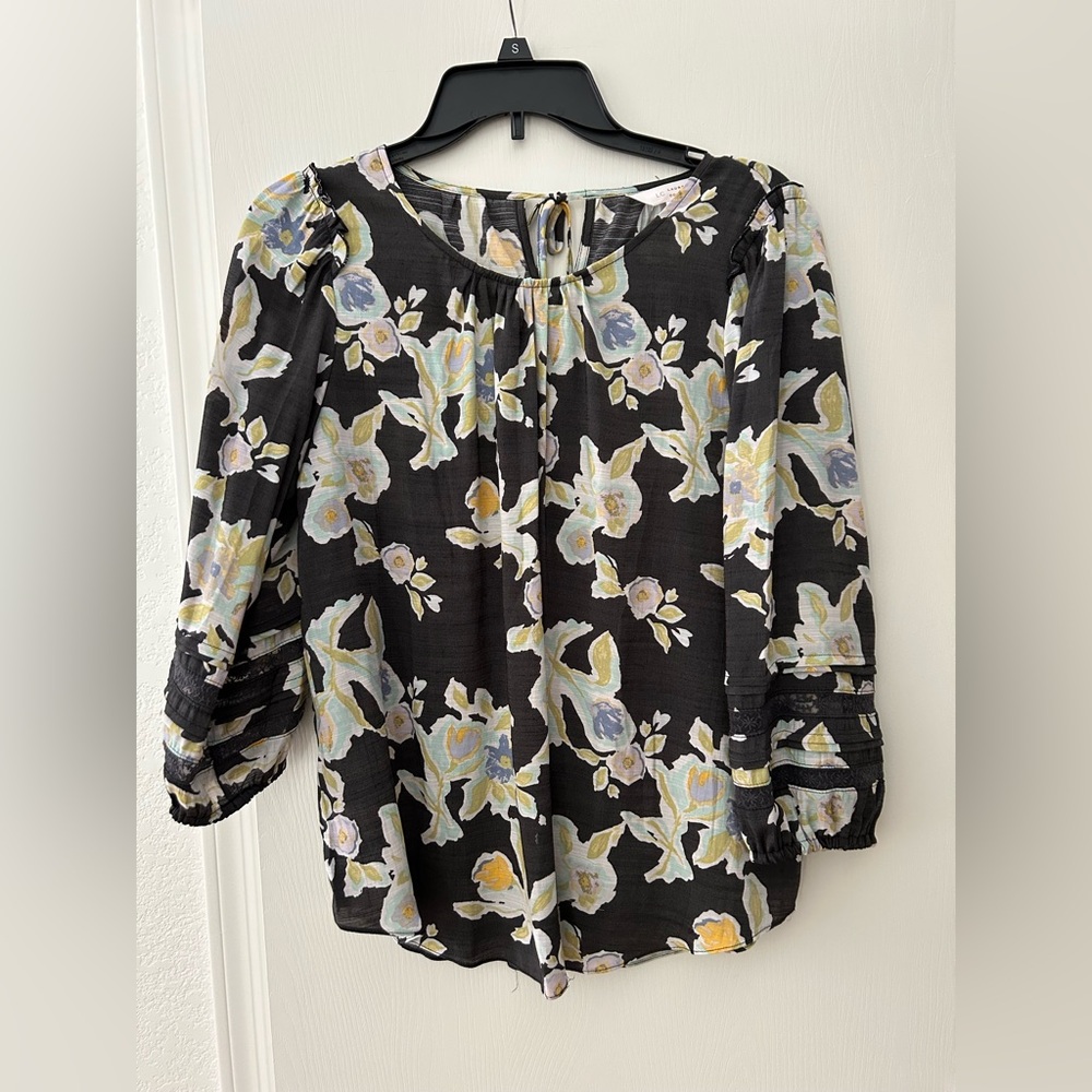 LC Lauren Conrad White and Gray Ruffled 3/4 Sleeve Blouse